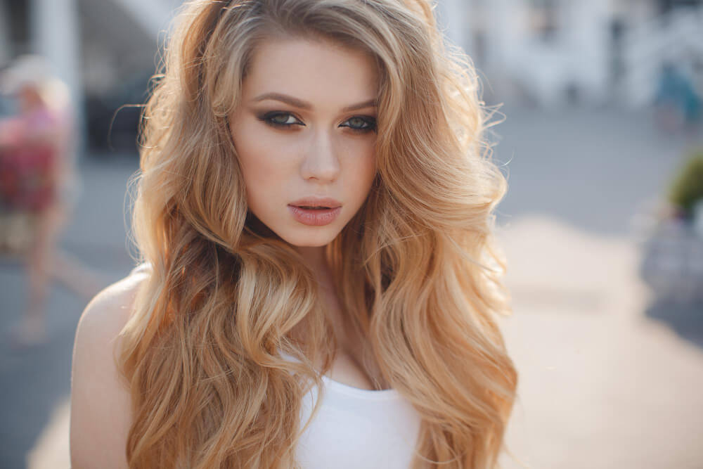 girl with blonde curtain bangs wig​