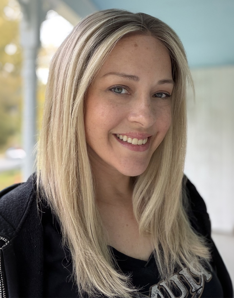 Woman showing side view of Samina ombre ash blonde wig with smooth straight layers and natural hairline.